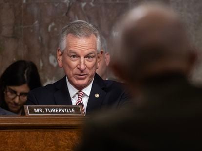 El senador republicano Tommy Tuberville durante una audiencia del comité para las Fuerzas Armadas, el 12 de julio.