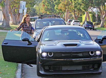 Jennifer Garner entrando en el coche que conduce Affleck.