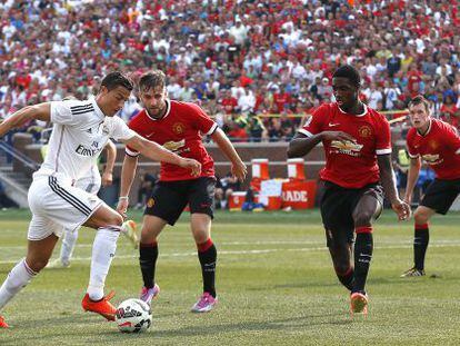 Cristiano Ronaldo con Buttner, Blackett y Jones del United.  