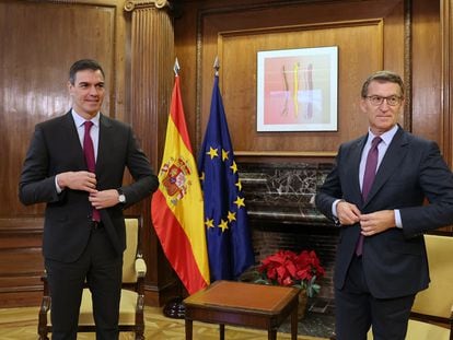 Reunión entre el presidente del Gobierno, Pedro Sánchez, y el líder de la oposición, Alberto Núñez Feijóo, el pasado diciembre en el Congreso de los Diputados.