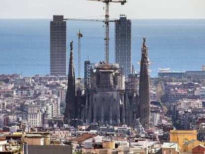 La Sagrada Familia de Barcelona, fotografiada desde el barrio de El Carmelo