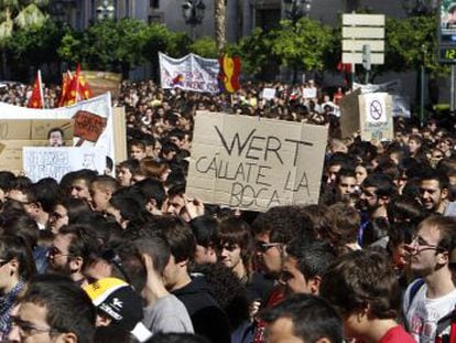 Miles de estudiantes concentrados este martes en la plaza del Ayuntamiento de Valencia.