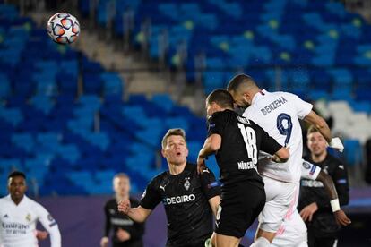 Benzema marca un gol de cabeza al Gladbach en Liga de Campeones.