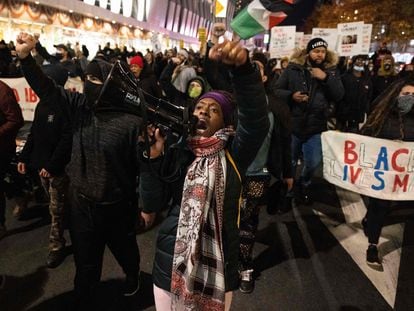 Una manifestante alza el puño durante una protesta contra la absolución de Kyle Rittenhouse, el sábado en Nueva York.
