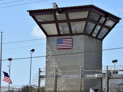 Torre de vigilencia del centro de detención de Guantánamo, en Cuba, en una imagen de 2014.
