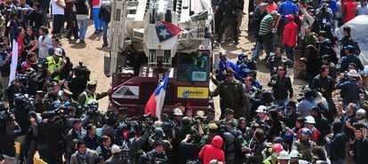 Familiares y medios de comunicación, al paso de la T130, la máquina que ha logrado abrir el túnel en la mina San José.