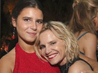 Eugenia Martínez de Irujo y su hija, Cayetana Rivera, en su fiesta de puesta de largo.