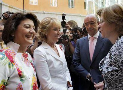 Aguirre entre los consejeros salientes Ongil (a la izquierda), Lamela y Elorriaga.