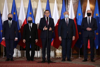Foto de los nuevos ministros del Gobierno polaco tras la remodelación anunciada este miércoles por Varsovia. El segundo por la izquierda, Jaroslaw Kaczynski, seguido del primer ministro Mateusz Morawiecki.