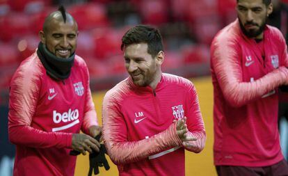 Vidal, Messi y Suárez, en Old Trafford.