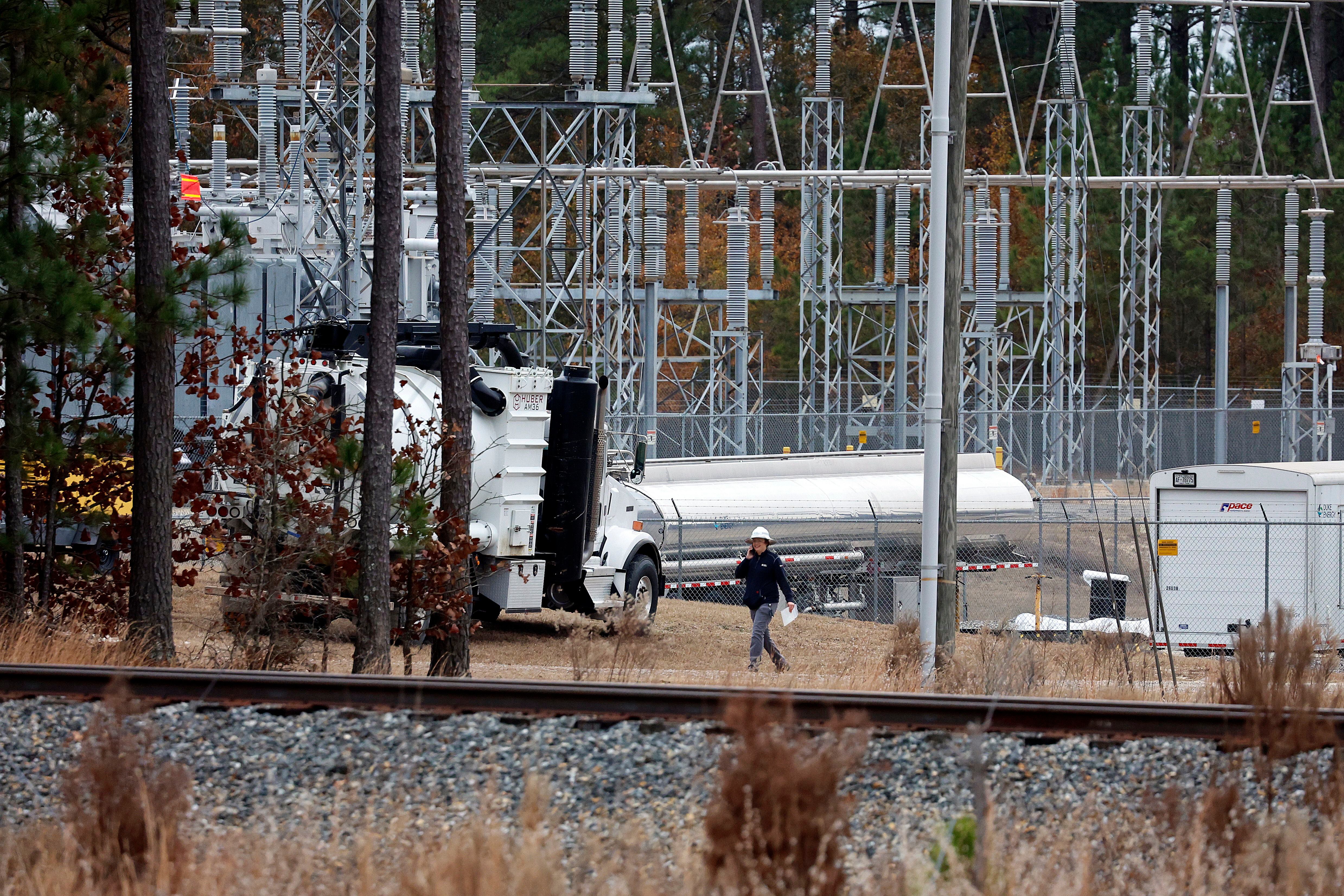 Trabajadores de la subestación eléctrica de West End, en Carolina del Norte, que fue objeto de un ataque, el 5 de diciembre. 