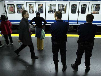 Policías nacionales patrullan el metro de Madrid en abril de 2004, tras los atentados del 11-M.