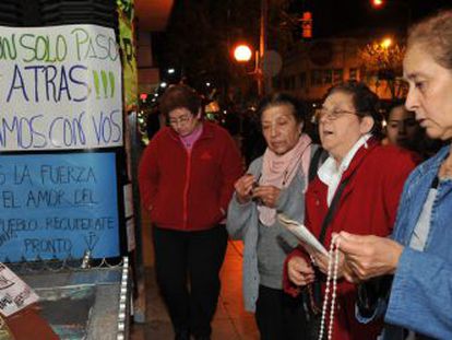 Partidarios de la presidenta se concentran a las puertas del hospital Favaloro, en Buenos Aires.