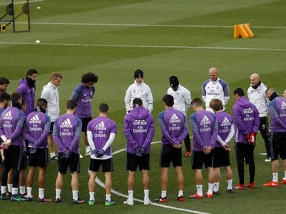 Plantilla y cuerpo técnico del Madrid guardan un minuto de silencio para las víctimas del accidente de avión.