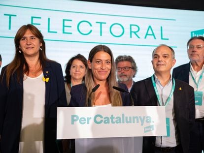 La candidata de Junts al Congreso por Barcelona, Mïriam Nogueras, junto a Laura Borràs y Jordi Turull, en la noche electoral.