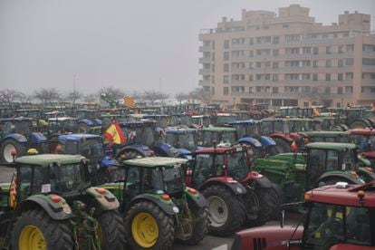 Los tractores de los agricultores se concentran por carreteras que pasan por Huesca (Aragón).