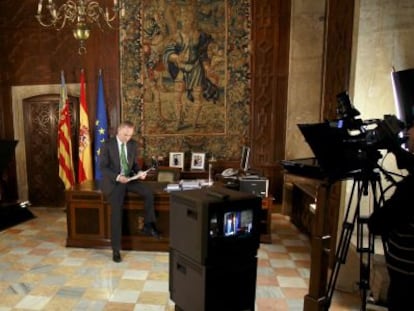 El presidente de la Generalitat, Alberto Fabra, durante la grabación del mensaje navideño que se ha emitido hoy.