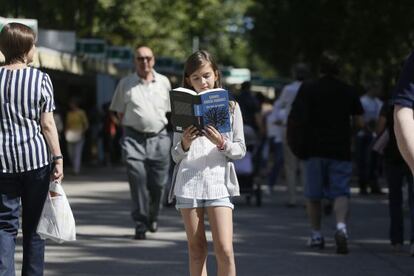 Marina Rodr&iacute;guez Mart&iacute;nez, la primera lectora de &#039;Cien a&ntilde;os de soledad&#039; en el homenaje a Garc&iacute;a M&aacute;rquez, ayer en la Feria del Libro.