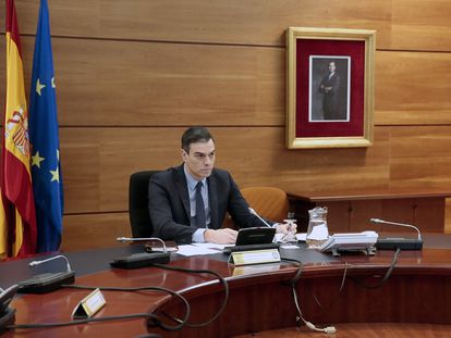 Pedro Sánchez, en una reunión en La Moncloa durante el estado de alarma.