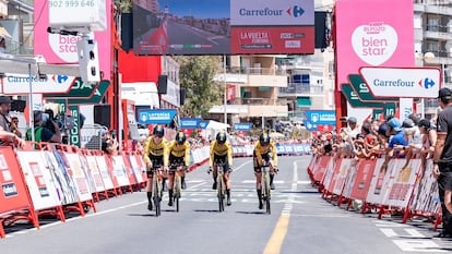La entrada en meta del Jumbo, el equipo ganador.