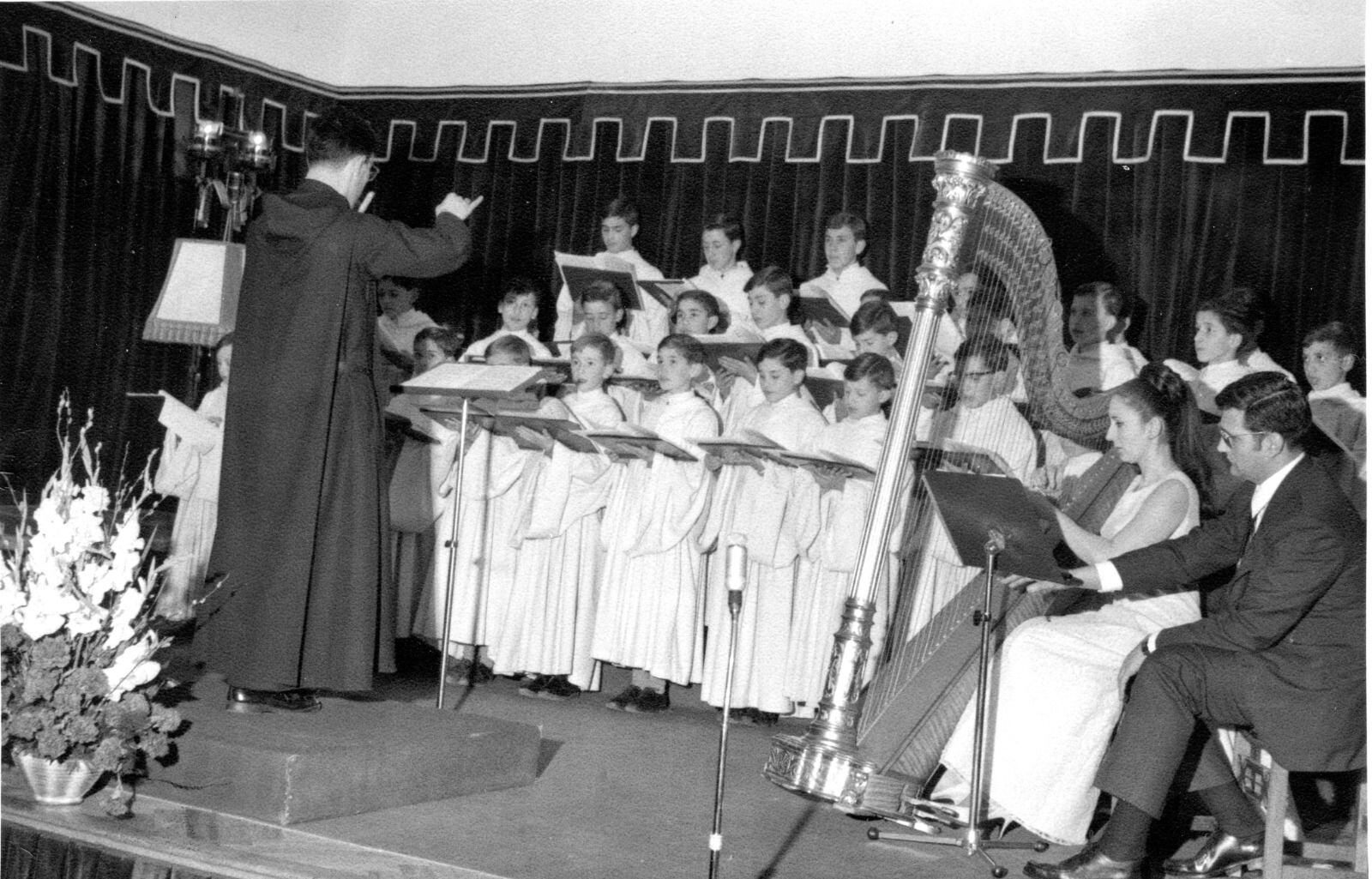 La escolanía de los niños del internado del Valle de los Caídos, en una actuación hacia 1970.