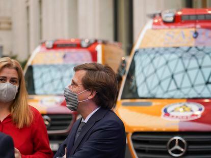 El alcalde Almeida y la portavoz municipal, Inmaculada Sanz, durante la presentación de nuevas ambulancias este jueves en el palacio de Cibeles.