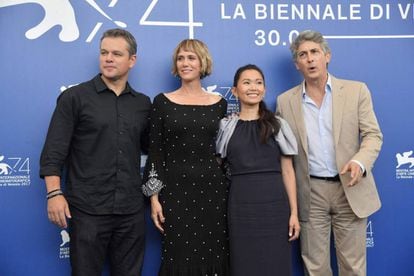 Matt Damon, Kristen Wiig, Hong Chau y el director Alexander Payne, durante la presentaci&oacute;n &#039;Downsizing&#039; en Venecia.