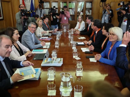 Reunión del secretario de Estado de Medio Ambiente, Hugo Morán (cuarto por la izquierda), con la delegación de parlamentario alemanes, este lunes en el Ministerio para la Transición Ecológica en Madrid.