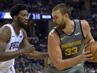 Marc Gasol, frente a Joel Embiid.