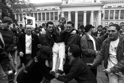 Una cadena humana transporta al escultor Pepe Espali&uacute;, enfermo de sida, por las calles de Madrid el d&iacute;a internacional del sida. 1/12/92 