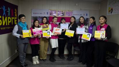 Un grupo de jóvenes de la federación estudiantil NFFCK, que impulsa la igualdad de género y el liderazgo femenino e intenta romper tabúes sobre temas como la primera regla, la higiene femenina o los embarazos adolescentes, junto a la activista Nurzada Sadyrbekova, del colectivo Biskhek Feminist Initiatives.