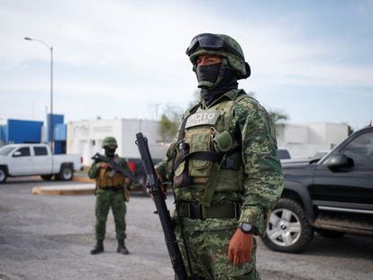 Soldados hacen guardia afuera de la fiscalía y las instalaciones de los Servicios Médicos Forenses, en Matamoros, Estado de Tamaulipas (México), el 7 de marzo.