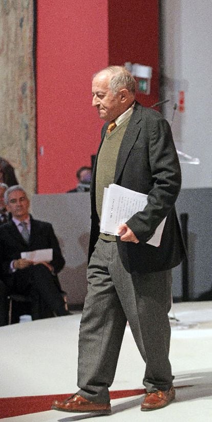 El escritor Juan Goytisolo, con el discurso que leyó en Toledo.