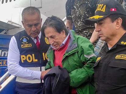 Alejandro Toledo tras su llegada a Lima en una fotografía de la Policía Nacional de Perú.