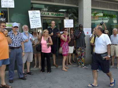 <b>“RESCATEMOS A PERSONAS, NO A BANCOS”</b>. Fueron pocos, pero hicieron mucho ruido ante una sucursal de Bankia en Alicante. Unas 30 personas protestaron por el rescate público a la entidad. Los asistentes portaban pancartas con lemas como 'No al rescate bancario, rescatemos a las personas' y 'Bankia, la gran estafa'.