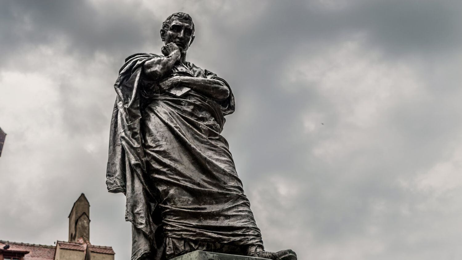 Estatua de Ovidio en Constanza, la antigua Tomos de su confinamiento.