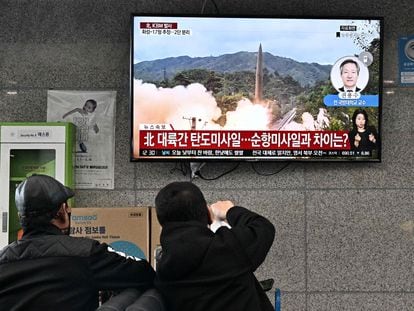 Visitantes observan este jueves un informativo que muestra imágenes de archivo de una prueba de misiles norcoreanos, en la terminal de ferry de la isla surcoreana de Ulleungdo.