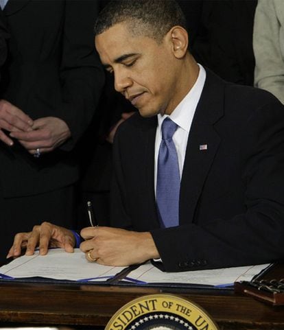 Obama firma la ley de reforma sanitaria.