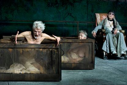 Escena de <i>Fin de partida,</i> de Samuel Beckett, en el Teatro de la Abadía de Madrid, dirigida por Krystian Lupa.