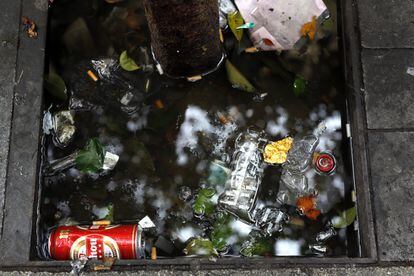 Además, las hojas de los árboles han caído todas de golpe y se han convertido en el gran reto de los limpiadores. En la imagen, un alcorque lleno de basura.