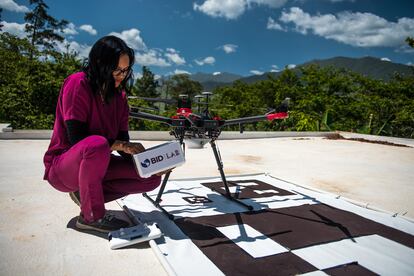 Una enfermera supervisa las medicinas que llegaron con el dron para pacientes de su comunidad.