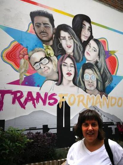 Natalia Aventín, madre de Patrick, junto a un cartel sobre transexualidad del centro LGTBI de Medellín (Colombia). 
