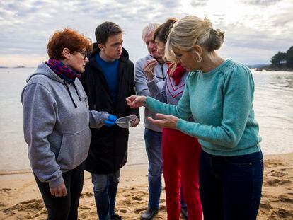 Yolanda Díaz, acompañada, entre otros, de Marta Lois e Íñigo Errejón, este viernes en la playa gallega de A Illa, en A Pobra do Caramiñal (A Coruña).