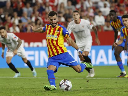 Gayá lanza un penalti con el Valencia el pasado martes en Sevilla.