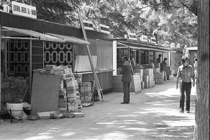 Imagen de la Feria del Libro de Madrid, en el paseo de Coches del Retiro, en los años setenta.