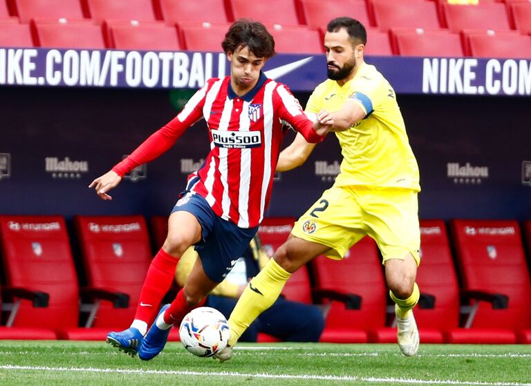 Joao Felix regatea a Mario Gaspar este sábado en el Wanda Metropolitano.