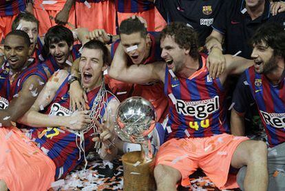 Los jugadores del Barcelona celebran el título de la ACB conseguido en la cancha del Bizkaia Bilbao.