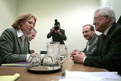 La ministra israelí de Exteriores, Tzipi Livni, y el presidente palestino, Mahmud Abbas, el lunes en Nueva York.