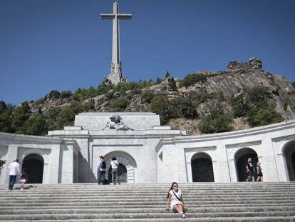 Varios turistas pasean por el interior del Valle de los Caídos, el pasado agosto.