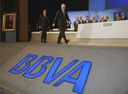 José Ignacio Goirigolzarri camina detrás de Francisco González en la junta de accionistas del BBVA del pasado año.